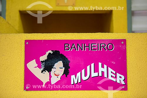  Detalhe de placa de sinalização de banheiro feminino no Centro Luiz Gonzaga de Tradições Nordestinas  - Rio de Janeiro - Rio de Janeiro (RJ) - Brasil
