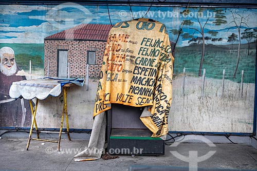  Pequeno palco com equipamento coberto por uma faixa no Centro Luiz Gonzaga de Tradições Nordestinas  - Rio de Janeiro - Rio de Janeiro (RJ) - Brasil