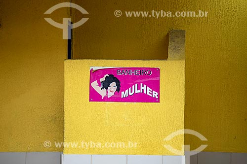  Detalhe de placa de sinalização de banheiro feminino no Centro Luiz Gonzaga de Tradições Nordestinas  - Rio de Janeiro - Rio de Janeiro (RJ) - Brasil