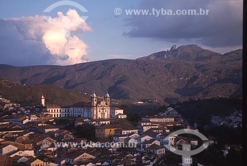  Vista geral do centro histórico da cidade de Ouro Preto com o Museu da Inconfidência (1780) e a Igreja de Nossa Senhora do Carmo (1756) à esquerda e o Pico do Itacolomi ao fundo - década de 2000  - Ouro Preto - Minas Gerais (MG) - Brasil