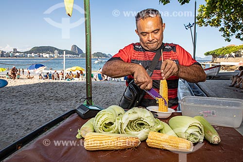  Vendedor ambulante de milho cozido na orla da Praia de Copacabana  - Rio de Janeiro - Rio de Janeiro (RJ) - Brasil