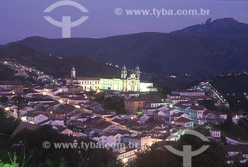  Vista geral do centro histórico da cidade de Ouro Preto durante o anoitecer com o Pico do Itacolomi ao fundo - década de 2000  - Ouro Preto - Minas Gerais (MG) - Brasil