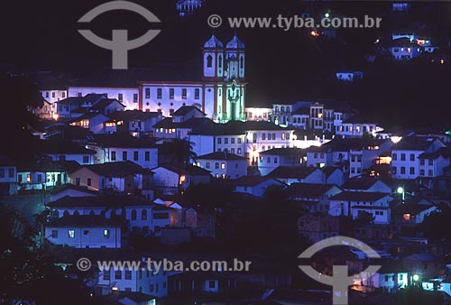  Vista geral da centro histórico da cidade de Ouro Preto com a Igreja Matriz de Nossa Senhora da Conceição (1770) durante o entardecer - década de 2000  - Ouro Preto - Minas Gerais (MG) - Brasil