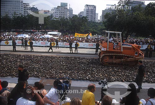  Trator destruindo armas em ato favorável ao desarmamento civil - década de 2000  - Rio de Janeiro - Rio de Janeiro (RJ) - Brasil