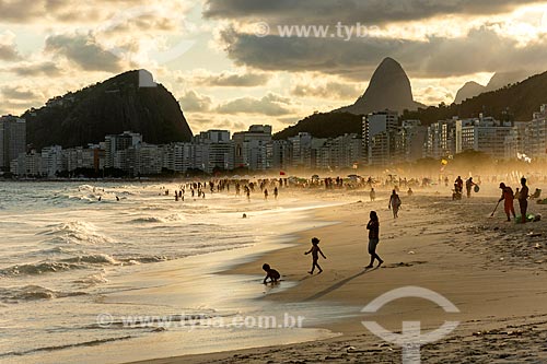  Banhistas na Praia do Leme durante o pôr do sol com o Morro dos Cabritos e o Morro Dois Irmãos ao fundo  - Rio de Janeiro - Rio de Janeiro (RJ) - Brasil