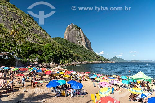 Banhistas na Praia Vermelha com o Pão de Açúcar ao fundo  - Rio de Janeiro - Rio de Janeiro (RJ) - Brasil