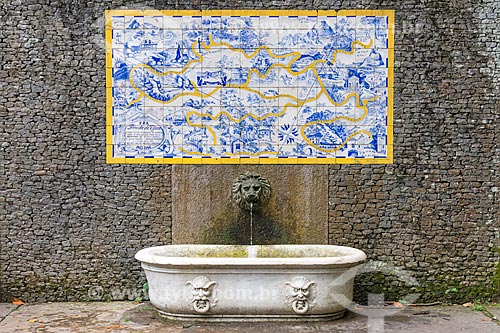  Fonte com painel de azulejos com o mapa da Floresta da Tijuca (1946) próximo à Cascatinha Taunay  - Rio de Janeiro - Rio de Janeiro (RJ) - Brasil