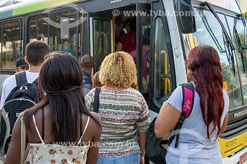  Passageiros embarcando em ônibus próximo à Estação Ferroviária Central do Brasil  - Rio de Janeiro - Rio de Janeiro (RJ) - Brasil