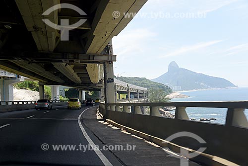  Ônibus do BRT Transoeste na faixa exclusiva da Avenida das Américas  - Rio de Janeiro - Rio de Janeiro (RJ) - Brasil