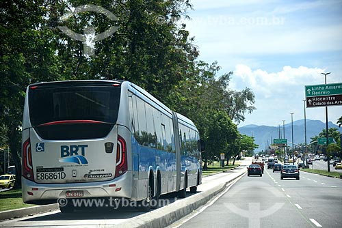  Ônibus do BRT Transoeste na faixa exclusiva da Avenida das Américas  - Rio de Janeiro - Rio de Janeiro (RJ) - Brasil