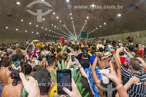  Foliões no Túnel Novo durante o carnaval  - Rio de Janeiro - Rio de Janeiro (RJ) - Brasil