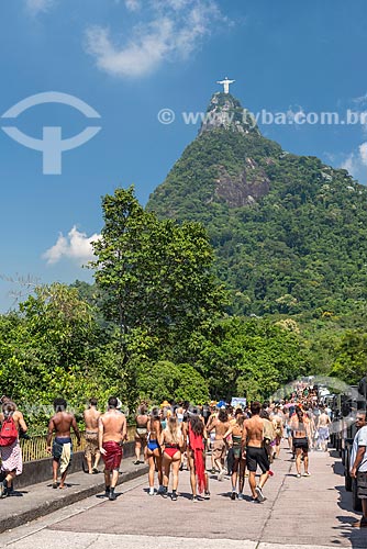  Foliões no Mirante Dona Marta durante o carnaval com o Cristo Redentor ao fundo  - Rio de Janeiro - Rio de Janeiro (RJ) - Brasil
