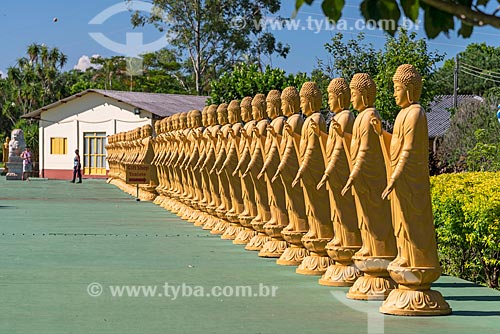  Estátuas femininas de Bodhisattvas - seres iluminados - com a posição de uma das mãos representa boas-vindas e a outra energia positiva no Centro Budista Chen Tien  - Foz do Iguaçu - Paraná (PR) - Brasil