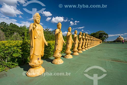  Estátuas femininas de Bodhisattvas - seres iluminados - com a posição de uma das mãos representa boas-vindas e a outra energia positiva no Centro Budista Chen Tien  - Foz do Iguaçu - Paraná (PR) - Brasil