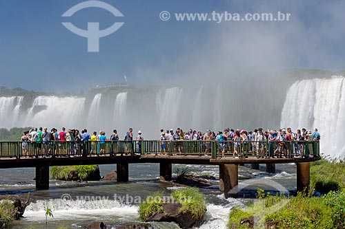  Turistas observando a vista a partir do mirante do Parque Nacional do Iguaçu  - Foz do Iguaçu - Paraná (PR) - Brasil