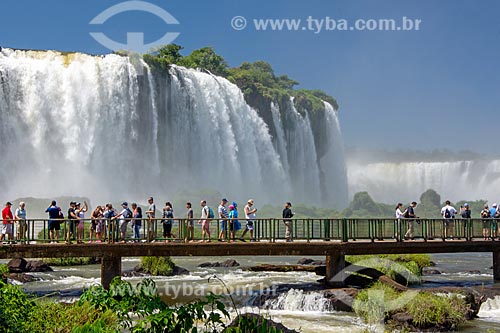  Turistas observando a vista a partir do mirante do Parque Nacional do Iguaçu  - Foz do Iguaçu - Paraná (PR) - Brasil