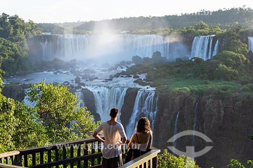  Turistas observando a vista a partir do mirante do Parque Nacional do Iguaçu  - Foz do Iguaçu - Paraná (PR) - Brasil