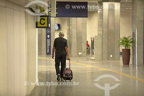  Passageiro no hall do Aeroporto Internacional Antônio Carlos Jobim  - Rio de Janeiro - Rio de Janeiro (RJ) - Brasil