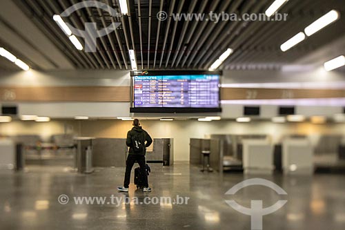  Passageiro no hall do Aeroporto Internacional Antônio Carlos Jobim  - Rio de Janeiro - Rio de Janeiro (RJ) - Brasil