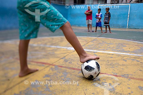  Meninos jogando futebol na quadra de futebol da Favela Tavares Bastos  - Rio de Janeiro - Rio de Janeiro (RJ) - Brasil