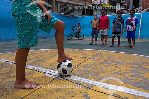  Meninos jogando futebol na quadra de futebol da Favela Tavares Bastos  - Rio de Janeiro - Rio de Janeiro (RJ) - Brasil