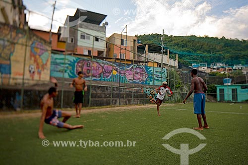  Jovens jogando futebol no campo de futebol na Favela Tavares Bastos  - Rio de Janeiro - Rio de Janeiro (RJ) - Brasil