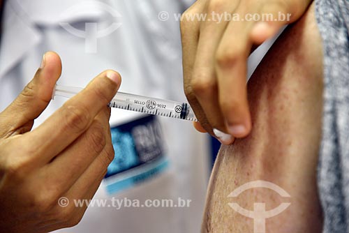  Pessoa recebendo aplicação de vacina contra a gripe Influenza no Centro Municipal de Saúde Manoel José Ferreira  - Rio de Janeiro - Rio de Janeiro (RJ) - Brasil