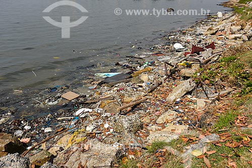  Lixo acumulado às margens da Baía de Guanabara na Ilha do Fundão  - Rio de Janeiro - Rio de Janeiro (RJ) - Brasil