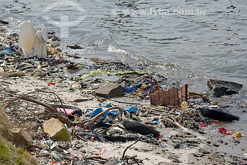  Lixo acumulado às margens da Baía de Guanabara na Ilha do Fundão  - Rio de Janeiro - Rio de Janeiro (RJ) - Brasil