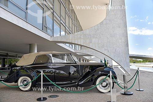  Rolls-Royce presidencial em exibição na entrada do Palácio do Planalto - sede do governo do Brasil  - Brasília - Distrito Federal (DF) - Brasil