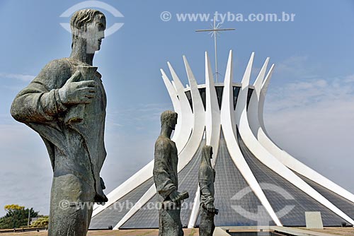  Escultura Os Evangelistas - Mateus, Marcos e Lucas com a Catedral Metropolitana de Nossa Senhora Aparecida (1970) - também conhecida como Catedral de Brasília - ao fundo  - Brasília - Distrito Federal (DF) - Brasil
