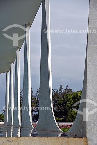 Detalhe de pilotis no Palácio da Alvorada - residência oficial do Presidente do Brasil  - Brasília - Distrito Federal (DF) - Brasil