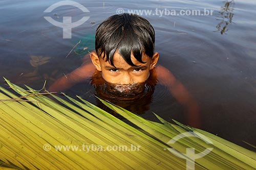  Detalhe de menino mergulhando no Rio Negro na Reserva de Desenvolvimento Sustentável Puranga Conquista  - Manaus - Amazonas (AM) - Brasil