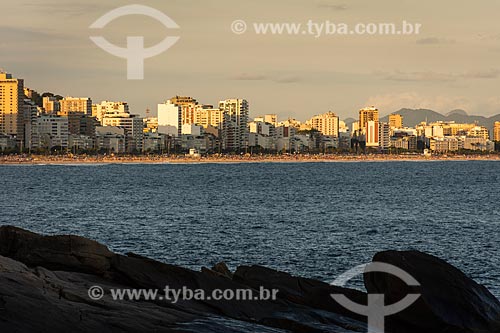  Vista do bairro de Ipanema a partir da orla do Rio de Janeiro durante o pôr do sol  - Rio de Janeiro - Rio de Janeiro (RJ) - Brasil