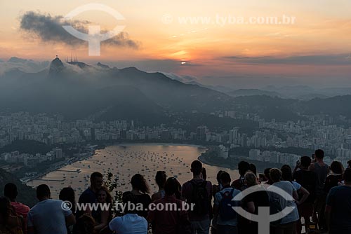  Pessoas observando o pôr do sol a partir do mirante do Pão de Açúcar  - Rio de Janeiro - Rio de Janeiro (RJ) - Brasil