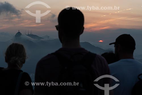  Pessoas observando o pôr do sol a partir do mirante do Pão de Açúcar  - Rio de Janeiro - Rio de Janeiro (RJ) - Brasil