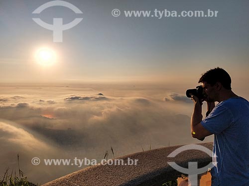  Homem fotografando a partir do mirante do Cristo Redentor durante o amanhecer  - Rio de Janeiro - Rio de Janeiro (RJ) - Brasil