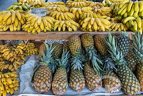  Detalhe de banana e abacaxi (Ananas comosus) à venda na Feira livre da Praça Nicarágua  - Rio de Janeiro - Rio de Janeiro (RJ) - Brasil