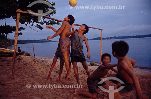  Meninos jogando futebol na praia de São Gabriel da Cachoeira  - São Gabriel da Cachoeira - Amazonas (AM) - Brasil