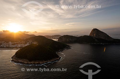  Foto aérea da Área de Proteção Ambiental do Morro do Leme com o Pão de Açúcar ao fundo durante o pôr do sol  - Rio de Janeiro - Rio de Janeiro (RJ) - Brasil