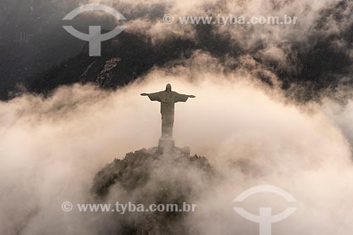  Foto aérea do Cristo Redentor durante o pôr do sol com nevoeiro  - Rio de Janeiro - Rio de Janeiro (RJ) - Brasil