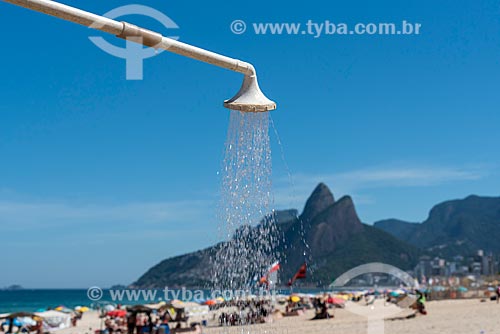  Chuveiro na orla da Praia de Ipanema com o Morro Dois Irmãos ao fundo  - Rio de Janeiro - Rio de Janeiro (RJ) - Brasil