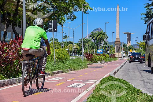  Ciclista em ciclovia na Avenida Rio Branco com o pão de açúcar, obelisco da Avenida Rio Branco e o Monumento aos Mortos da Segunda Guerra Mundial - Monumento aos Pracinhas - ao fundo  - Rio de Janeiro - Rio de Janeiro (RJ) - Brasil