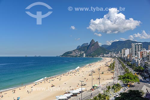 Vista da orla da Praia de Ipanema com o Morro Dois Irmãos e a Pedra da Gávea ao fundo  - Rio de Janeiro - Rio de Janeiro (RJ) - Brasil