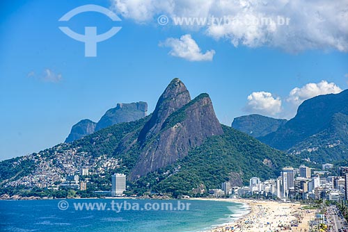  Vista da orla da Praia de Ipanema com o Morro Dois Irmãos e a Pedra da Gávea ao fundo  - Rio de Janeiro - Rio de Janeiro (RJ) - Brasil