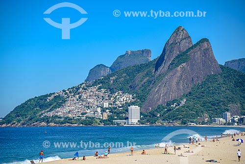  Vista da orla da Praia de Ipanema com o Morro Dois Irmãos e a Pedra da Gávea ao fundo  - Rio de Janeiro - Rio de Janeiro (RJ) - Brasil