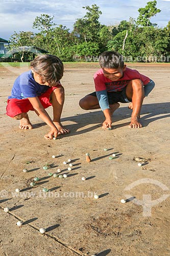  Meninos ribeirinhos jogando bola de gude na Reserva de Desenvolvimento Sustentável Anamã  - Barcelos - Amazonas (AM) - Brasil