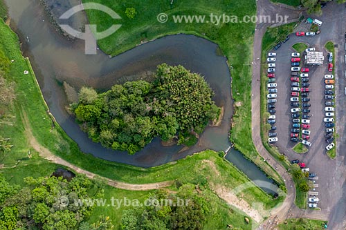  Foto feita com drone de trecho do Rio Barigui com o estacionamento do Parque São Lourenço (1972)  - Curitiba - Paraná (PR) - Brasil