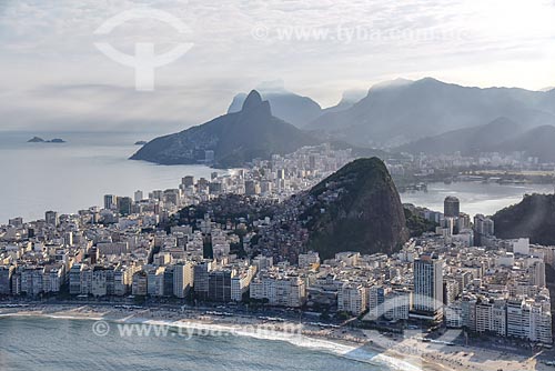  Foto aérea do bairro de Copacabana com o Morro Dois Irmãos e a Pedra da Gávea ao fundo  - Rio de Janeiro - Rio de Janeiro (RJ) - Brasil