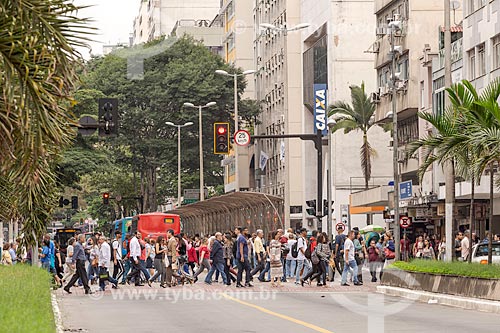  Pedestres atravessando na faixa de pedestre na Avenida Rio Branco  - Juiz de Fora - Minas Gerais (MG) - Brasil